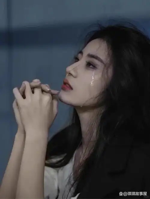 我摔伤住院时,男友却带着白月光全球游,当我放下时却疯狂的留我