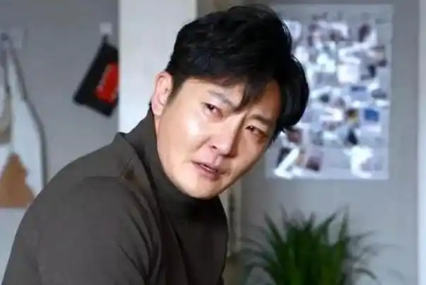 郭京飞做割眼袋手术,"笑星"形象秒变气质男神,网友:像吴彦祖