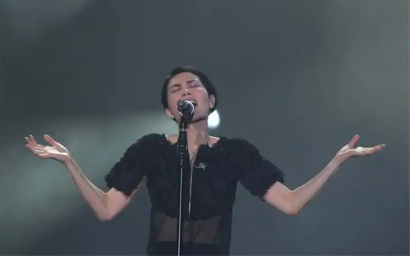 盘点大型跑调现场,王菲演唱会走调 断气 破音,还是要坚持唱完!