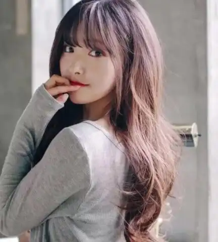 女生空气烫刘海长卷发发型