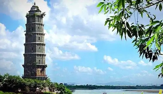 据说承建这两座塔的是潮州一位著名的建筑师和他的头手徒弟.