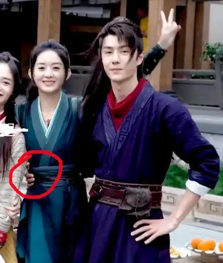 赵丽颖替粉丝行为向大众道歉王一博为避嫌取下骨头项链