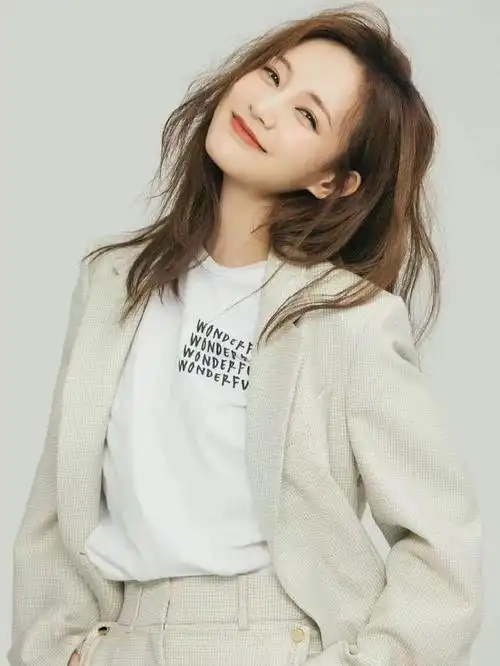 一笑落星河,悦目是佳人——李一桐