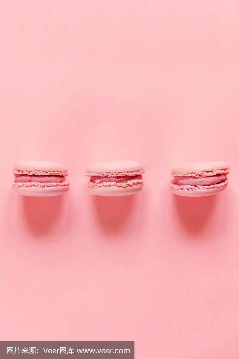 粉红背景上的粉红马卡龙