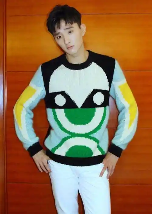 于小彤真会穿,搭配风格帅气多变,展现高个子男生穿搭技巧_运动_身高