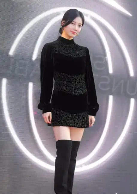 不过最近的及膝长靴似乎也是受到了各国女神们的喜爱,最近的杨幂也穿