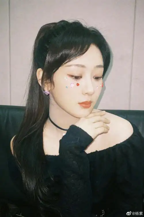 杨紫穿一字肩扎高马尾嘟嘴拍照俏皮可爱