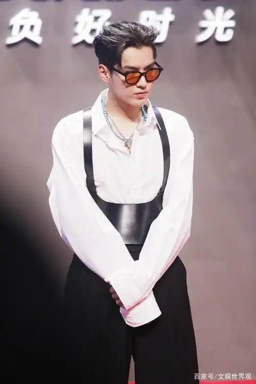 吴亦凡亮相2020腾讯视频年度发布会,服装造型有点不忍直视!