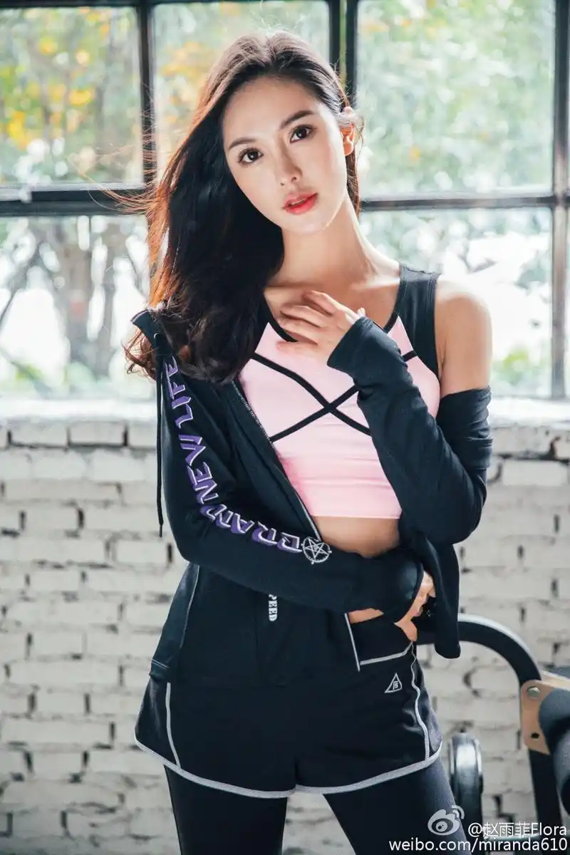 凹凸曼:名模跑步健身好身材 容貌姣好显秀丽