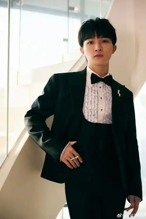 周深· 深音空间 | 你回眸似夏 我情涓似夏-腾讯新闻