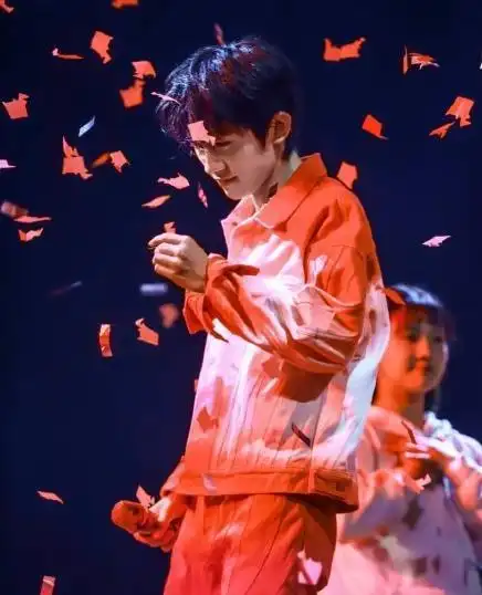 青春气息十足,在舞台上的时候,浑身都像是在闪闪发光,其中有一段千玺