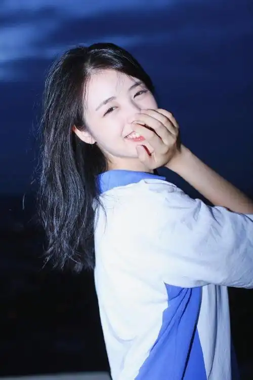 清纯学生妹校服可爱迷人写真