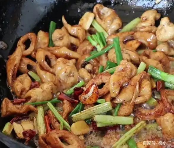 四川家常菜干煸肥肠,麻辣干香外酥里嫩口感爽脆色泽深红筋韧辣香