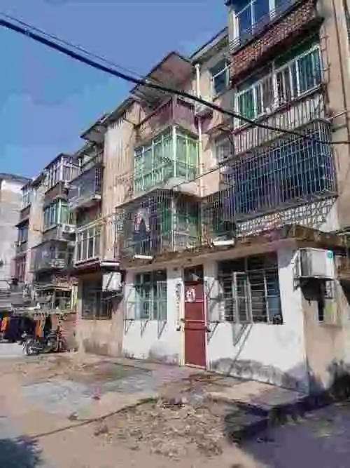 江西鹰潭旧楼外墙翻新改造要求全部坐吊绳,抗裂腻子刮一道,再刮