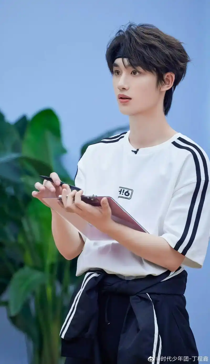 "真是帅到人神共愤的程度哇"06#丁程鑫 #你好星期六 #神 - 抖音