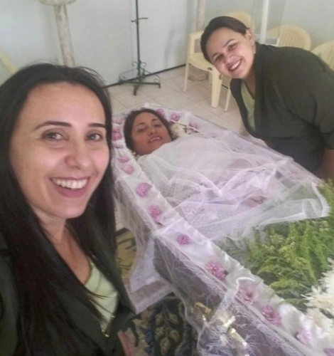 一女子举行葬礼,但葬礼上却被频频合影,得知真相让人哭笑不得