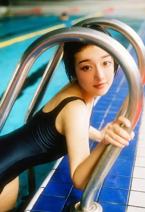 泳池美女蓝色泳衣性感湿身诱惑写真