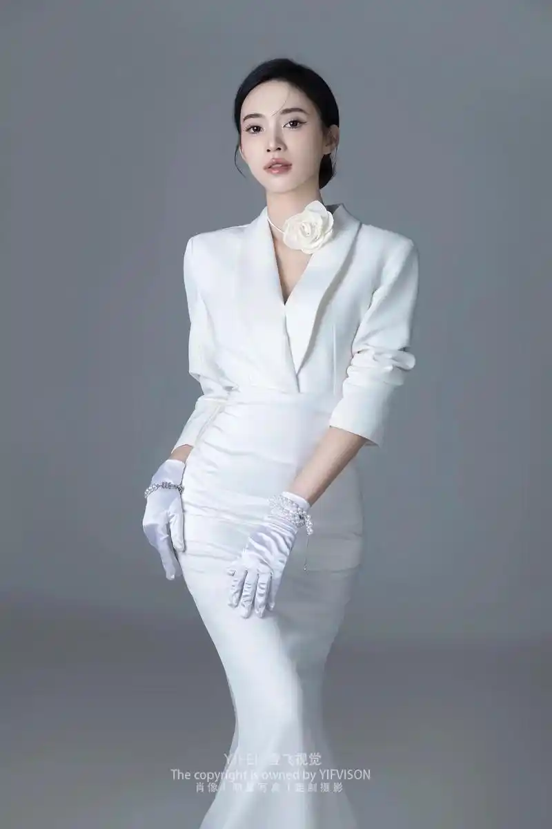 白色西装加鱼尾裙摆,高级形象照来咯#个人写真 #个人形象照  - 抖音
