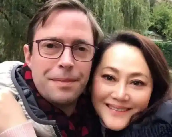 宋佳|宋佳:嫁给大21岁的张学津,却在他患病后选择离婚,55岁再嫁外国人