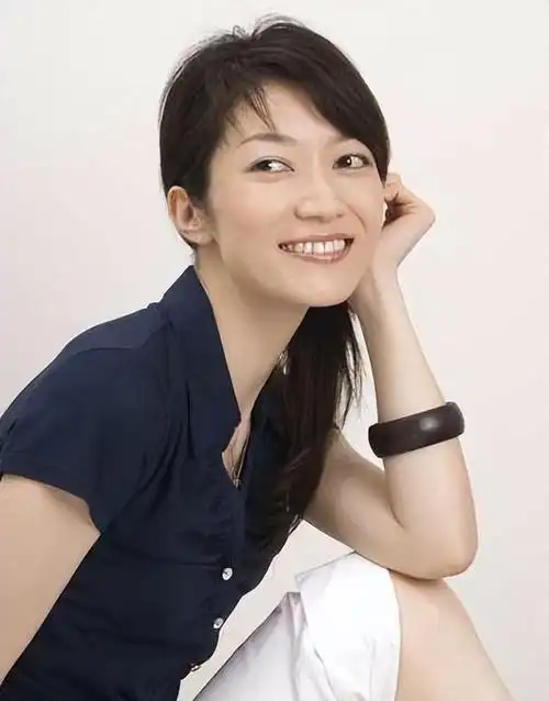 女版"浩二",做了10年群演,凭《伪装者》成名,只嫁中国男人