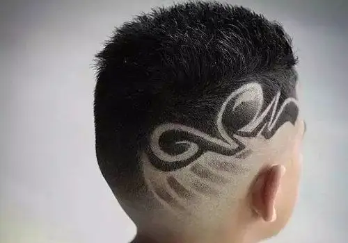 发型设计 儿童发型 >> 图案刻痕让男童剃头造型一点也不简单 男童刻痕