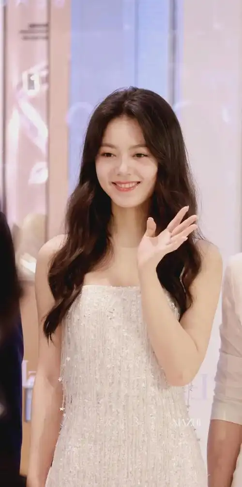 8月17日赵今麦因为一组照片引发热议