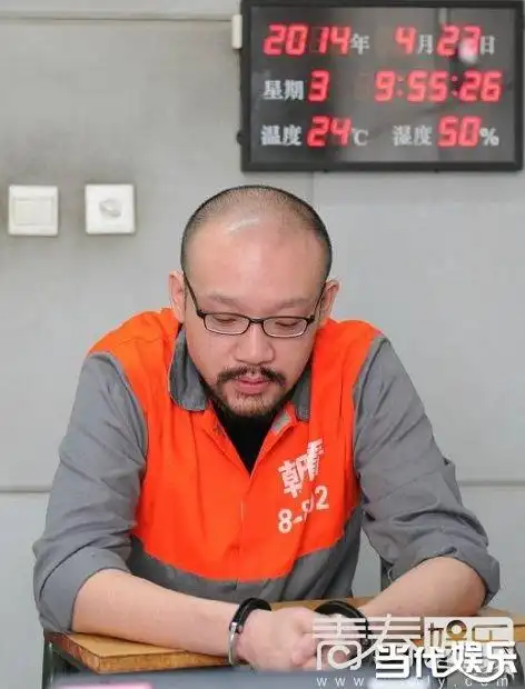 "朝阳检察"同时还曝光了两张李代沫戴着手铐的近照,照片