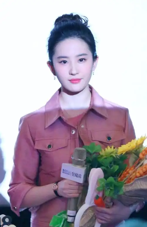 刘亦菲《二代妖精》杭州路演性感写真图片