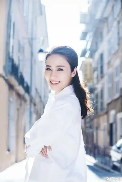 黎姿处女作剧照在开心少女组只是陪衬