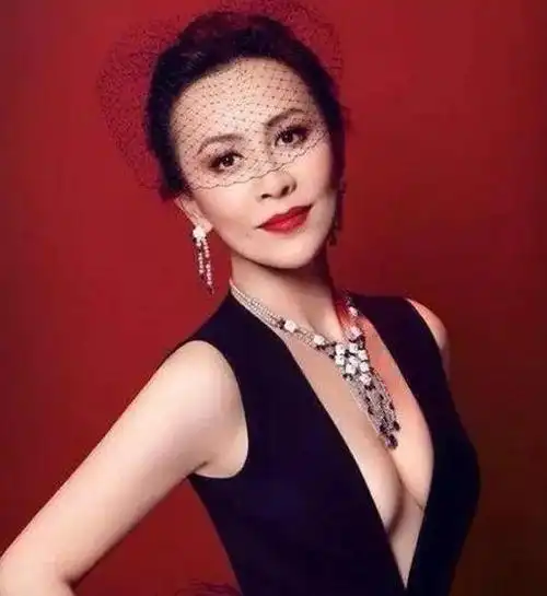 刘嘉玲陪家人赴日本赏花78岁刘妈妈素颜出镜母女同框同样优雅