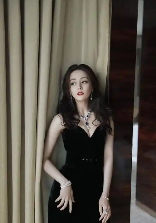 盘点迪丽热巴穿鱼尾裙,曼妙好身材,网友:天生美人鱼!_时尚_裙子_造型