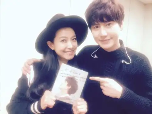 [super junior][新闻]141121 圭贤音乐银行后台与宋茜合照1p