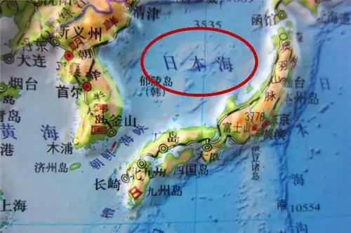 和俄罗斯之间,虽然这片海叫日本海,但却不是日本的领海,而是一片公海