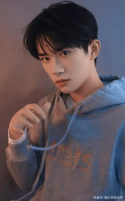 易烊千玺青春五四青年节帅气亮相!校服也可以穿时尚感觉!