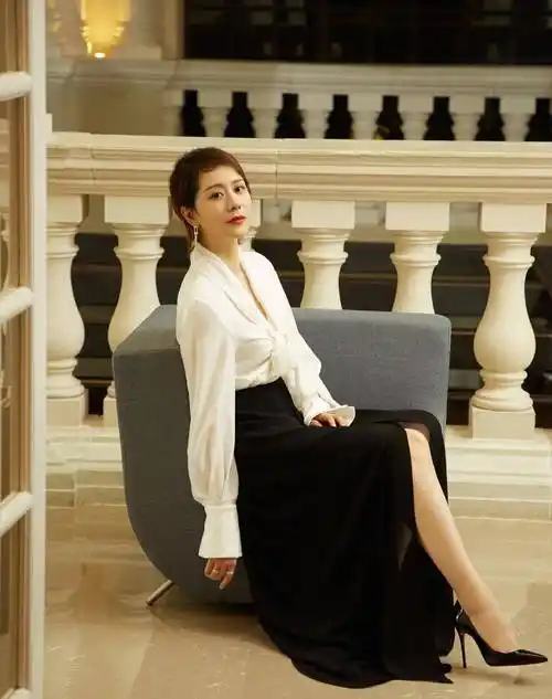 原创43岁的海清也放得开时尚穿白色竖条纹西装优雅干练有气质