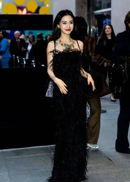 连换三套礼服亮相红毯比国内惊艳,真是长脸_杨颖_羽毛_粉红色