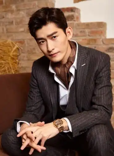 霸道总裁张翰晒照庆40岁生日,展露笑容超帅气