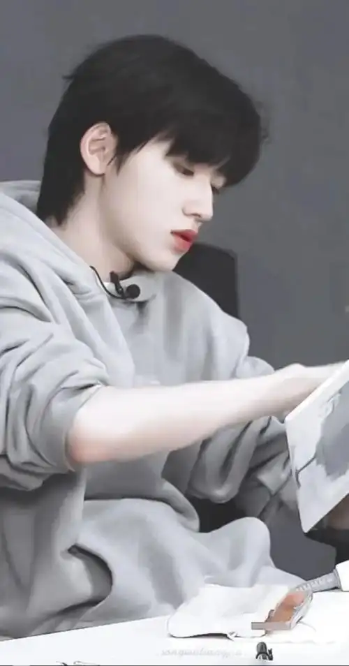 宋亚轩壁纸:你放心,我除了干饭就是想你