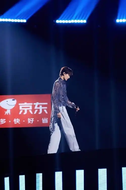 周柯宇晚八点歌会舞台照