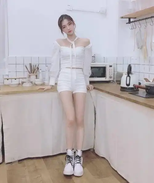 短发许佳琪真酷穿黑西装高跟鞋秀长腿这气场有一米八吧