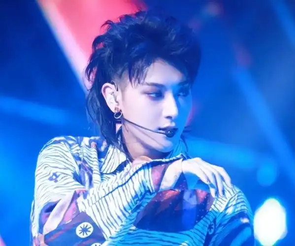 黄子韬打脸式认爱:与徐艺洋纠缠10年,5次辟谣,妹妹终变女友?