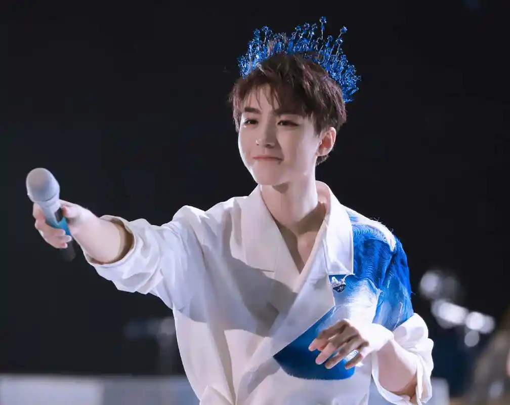 原创出圈饭拍王俊凯小王子蔡徐坤天使起舞他像校园小说男主