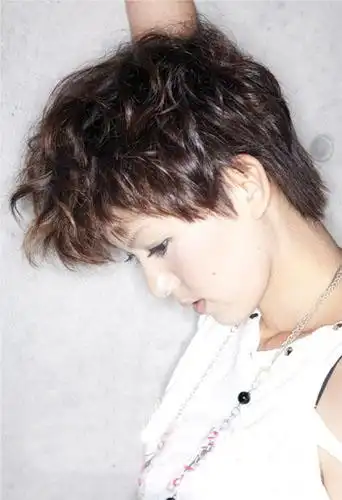 摆脱稚气 4款短发烫发打造冷酷型女