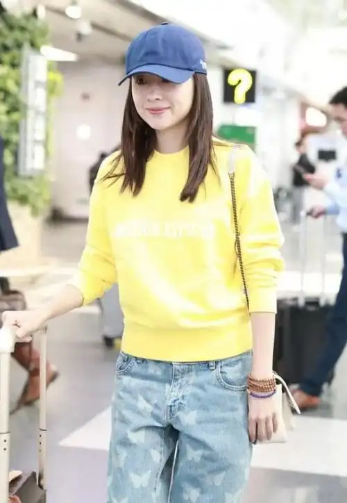 董洁越穿越年轻黄色卫衣配牛仔裤洋气减龄状态比小姑娘还好