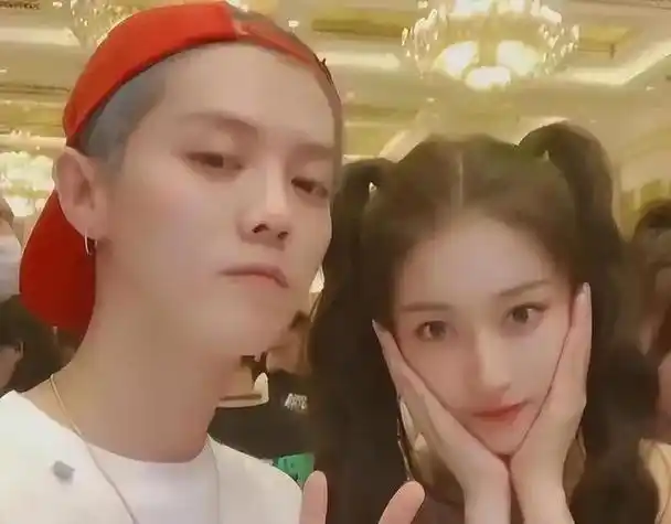 才懂了鹿晗当时大胆公布感情的行为有多"爷们",才明白关晓彤独自默默