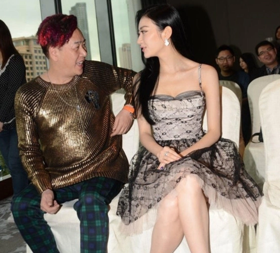 景甜超大胆装扮现身,肩带滑落大饱眼福,一旁的男子入迷