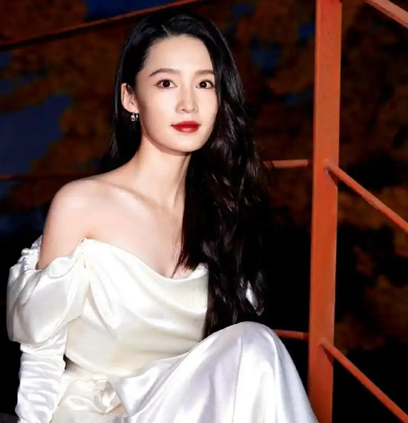 李沁身穿白色抹胸裙,皮肤白皙,容貌美丽,气质出众.