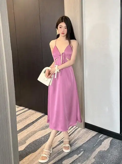 2024春夏季法式浪漫粉色镂空醋酸缎面吊带连衣裙女夏季度假风裙 - 17