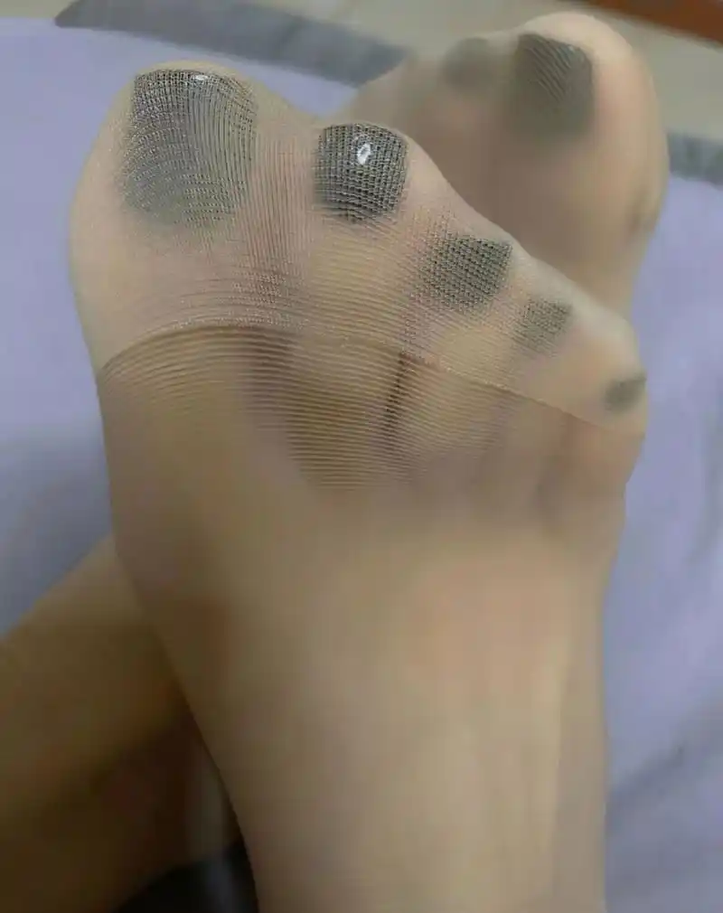 它让脚脚变得性感,而穿了丝袜的脚脚让男人们有了若隐若现的朦胧感和