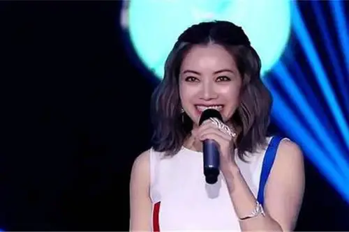 魏新雨一首《 最美的情缘》,唱得深情又好听,男人